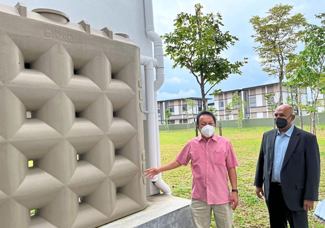 Chong (left) describing the function of the rainwater harvesting tank that is fitted at each of the school’s blocks. Looking
on is Sunway City Iskandar Puteri chief executive officer Gerard Soosay.