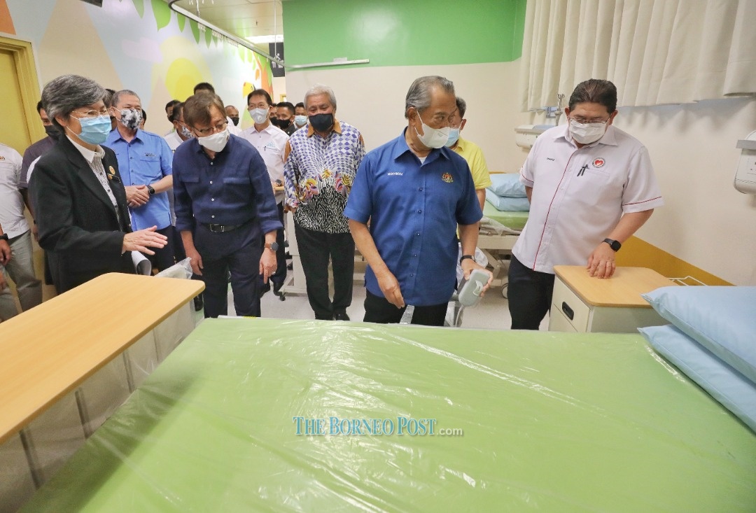 Muhyiddin (second right) looking at the new bed in Sarawak General Hospital’s new building
here, accompanied by Sarawak General Hospital director Dr Ngian Hie Ung (left), Chief
Minister Datuk Patinggi Abang Johari Tun Openg (second left), Deputy Chief Minister Datuk
Amar Awang Tengah Ali Hasan (third left) and other state dignitaries on Friday. – Photo by
Chimon Upon.
